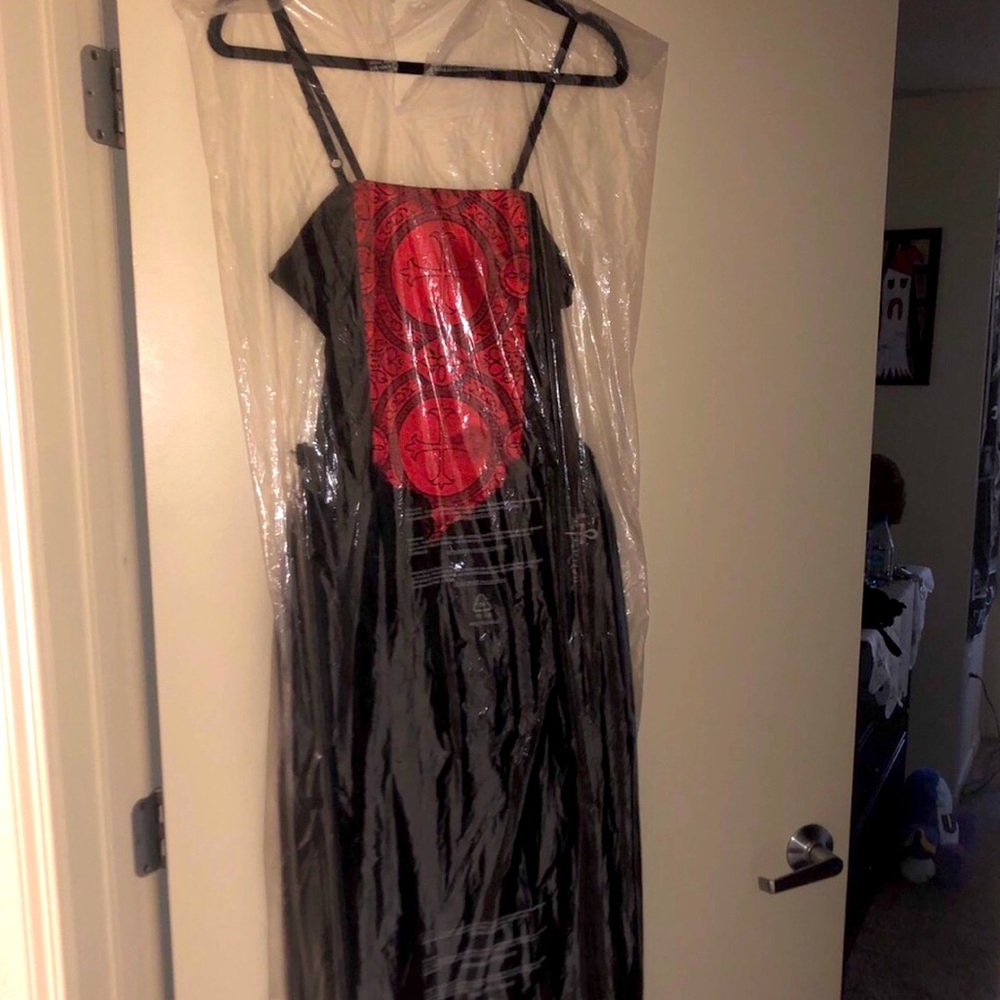 DEADSTOCK Eternal red circle cross gown !🚨